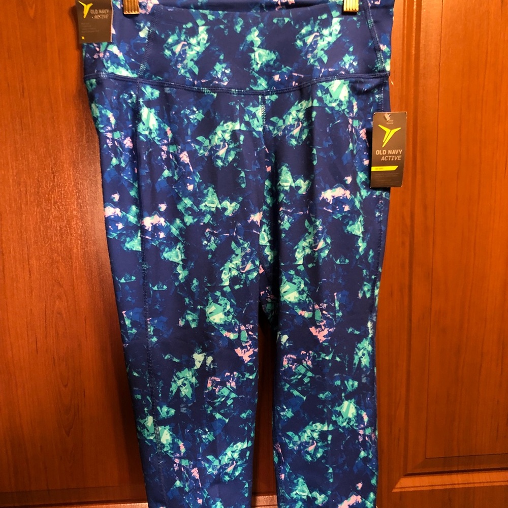 size M crop active leggings